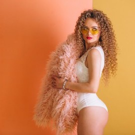 Ofera prietenei tale sansa de a lucra la cel mai bun studio de videochat! Iata cum!