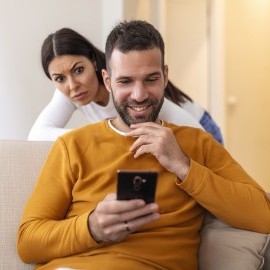 Semne ca te insala. Cum poti sa afli daca partenerul tau te-a tradat?